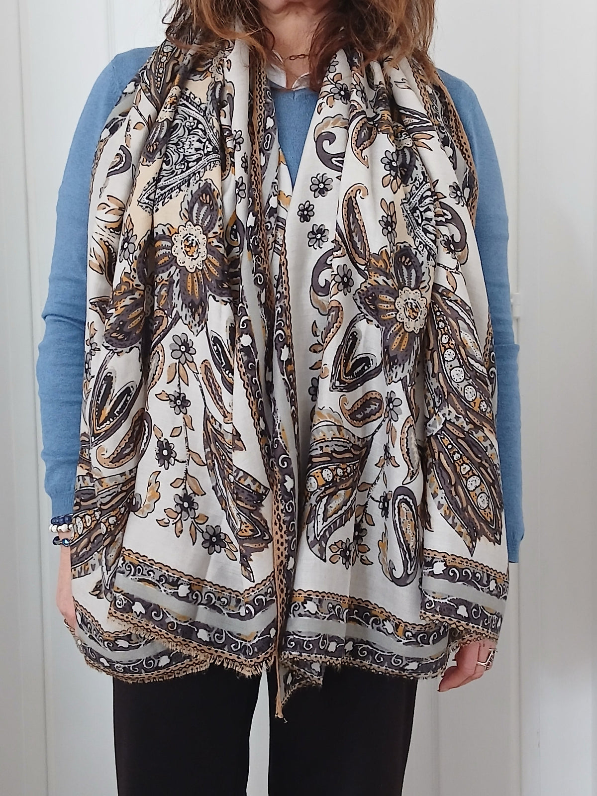 Châle paisley crème et doré porté en étole