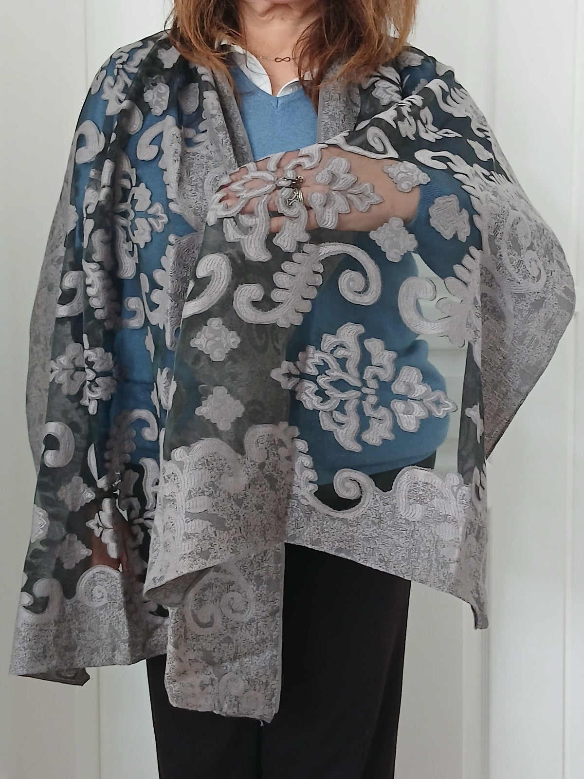 Foulard Baroque Nuances de Gris et Noir