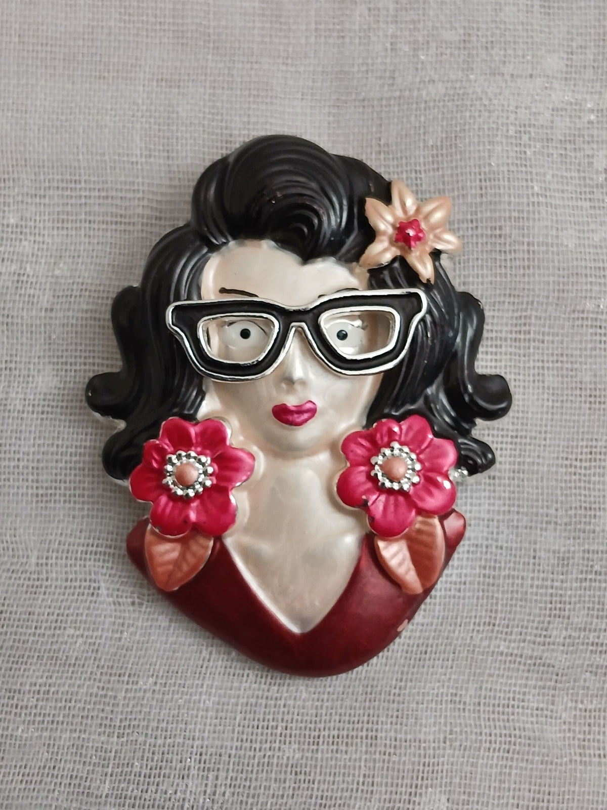 Broche pin-up rétro à lunettes avec fleurs en émail fuchsia