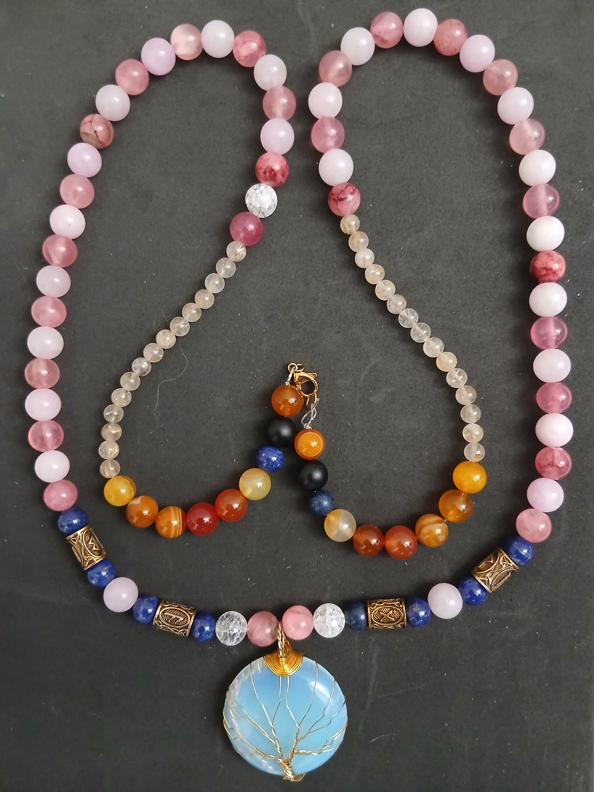 Un Collier unique en Perles Multicolores en Pierres et 4 Runes dorées - Pendentif Arbre de Vie