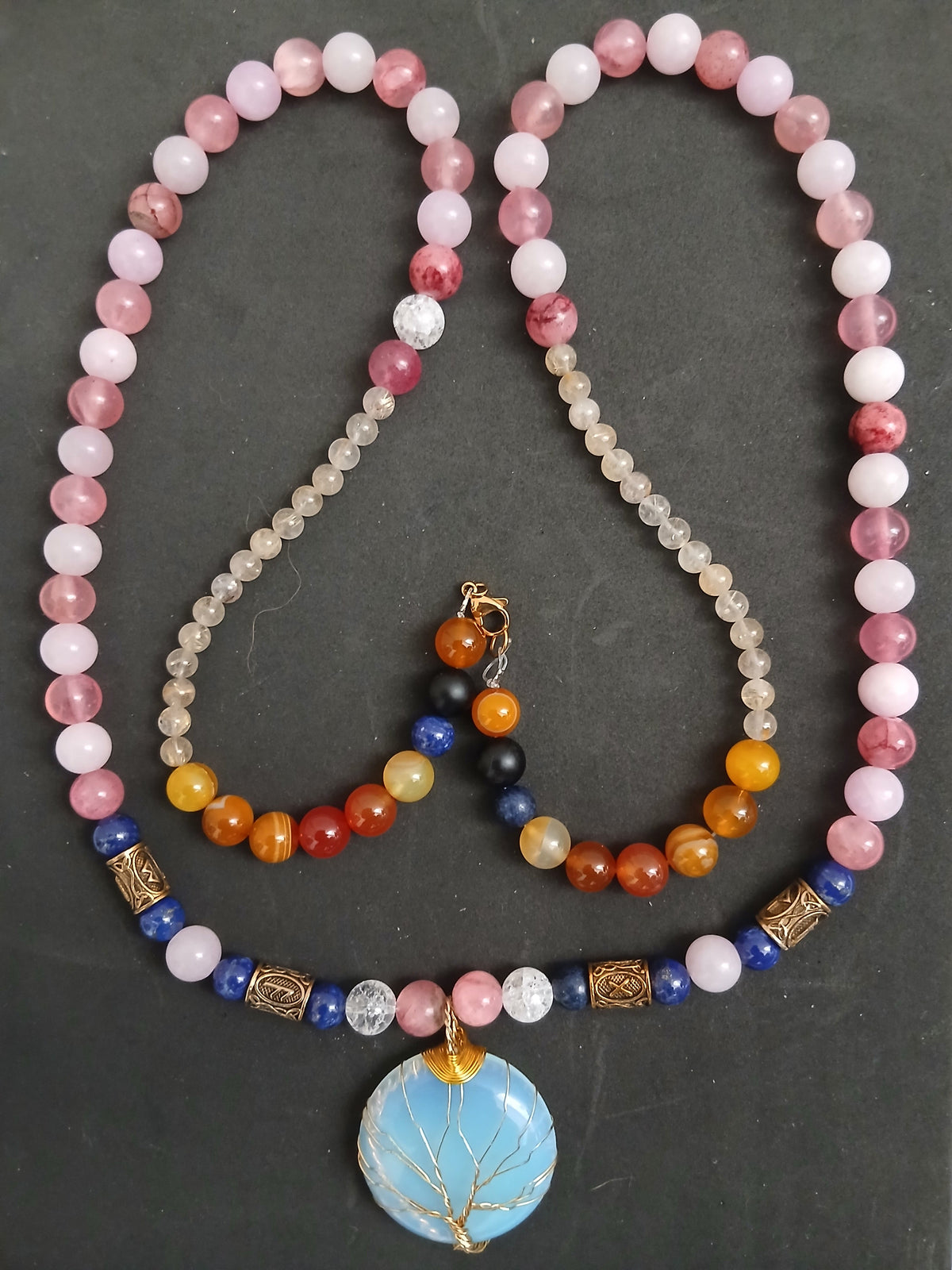 Collier perles naturelles multicolores avec pendentif arbre de vie en pierre bleue