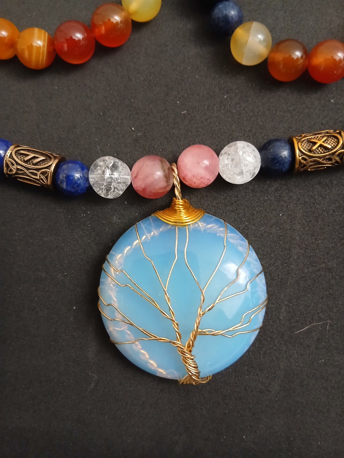 Un Collier unique en Perles Multicolores en Pierres et 4 Runes dorées - Pendentif Arbre de Vie