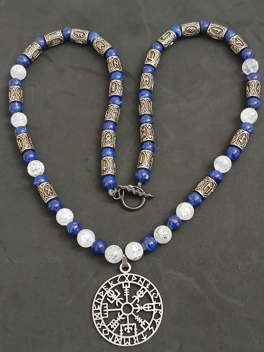Collier runique viking lapis-lazuli cristal de roche avec pendentif Vegvisir argenté