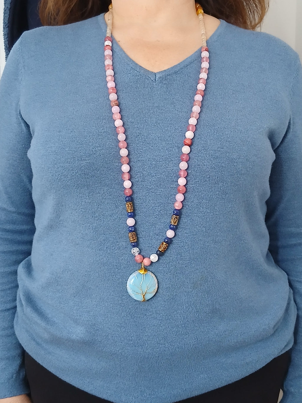 Un Collier unique en Perles Multicolores en Pierres et 4 Runes dorées - Pendentif Arbre de Vie