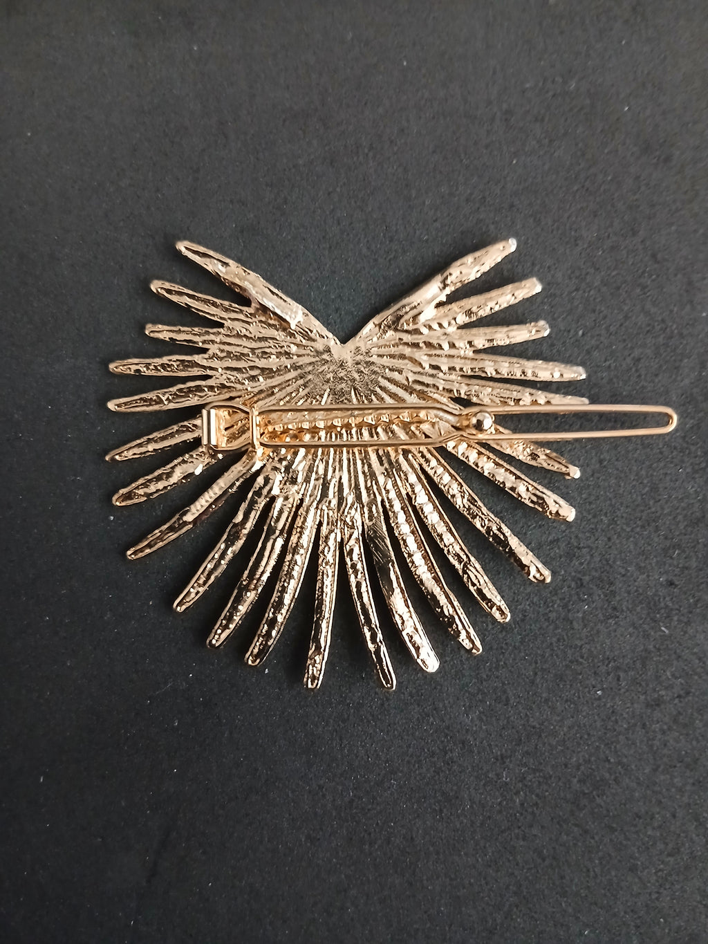Jolie Broche avec fermoir - Cœur Rayons Dorés