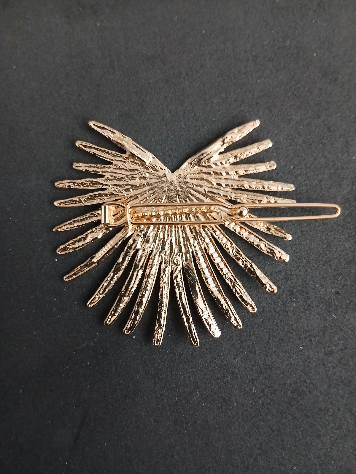Jolie Broche avec fermoir - Cœur Rayons Dorés