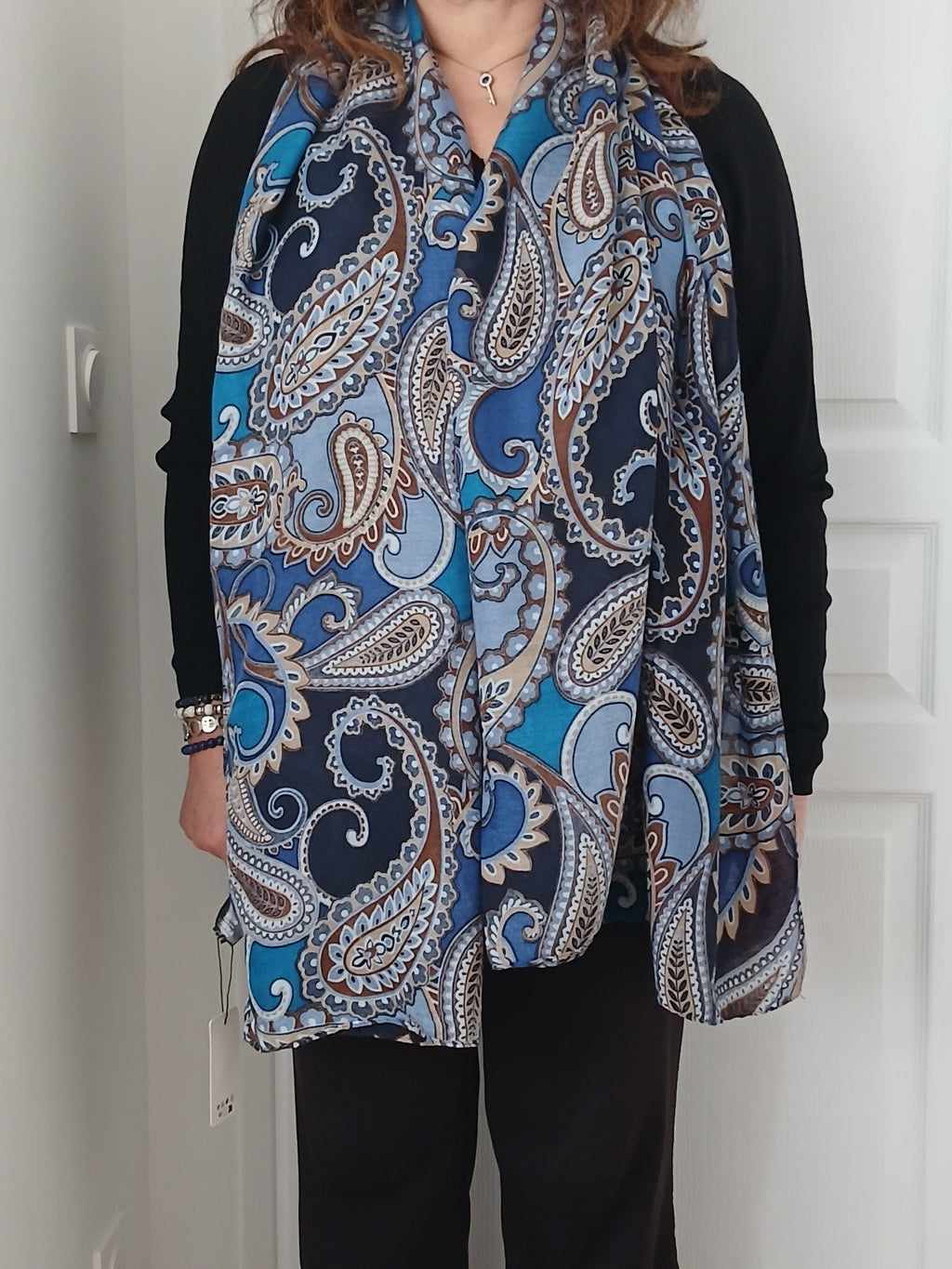 Foulard paisley bleu marine porté en écharpe