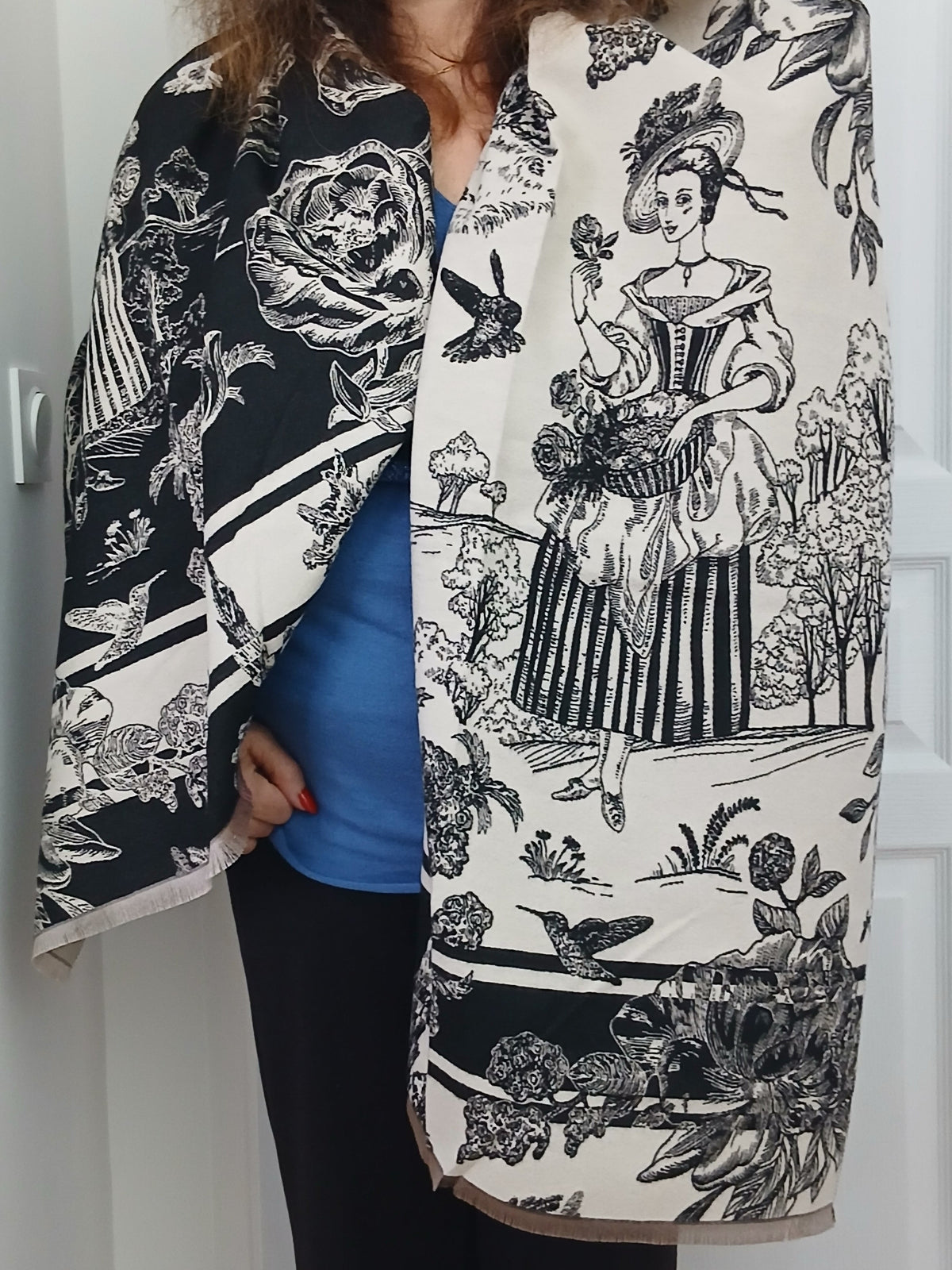 Châle double face Toile de Jouy noir et blanc porté ouvert