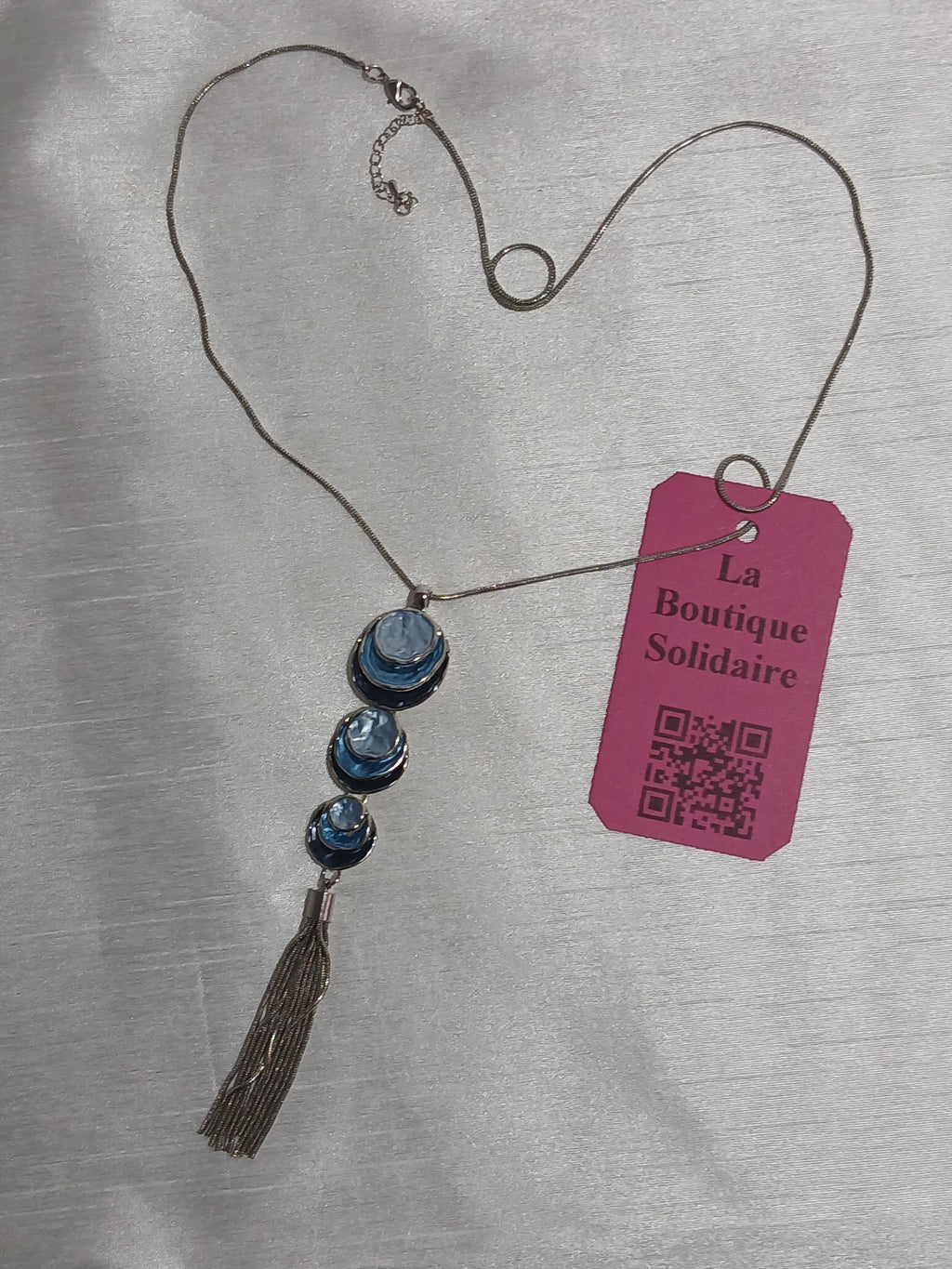 Collier sautoir à pendentif bleu et pompon argenté