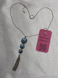 Collier sautoir à pendentif bleu et pompon argenté