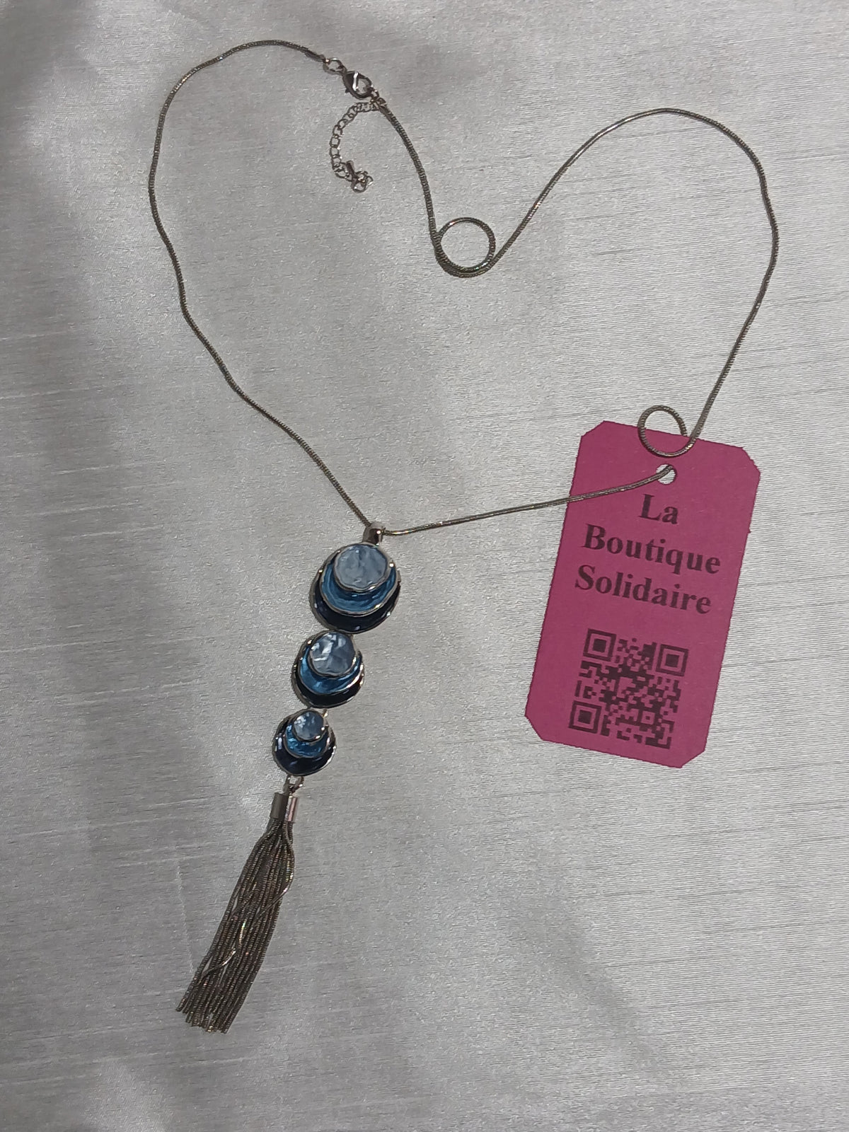 Collier sautoir à pendentif bleu et pompon argenté