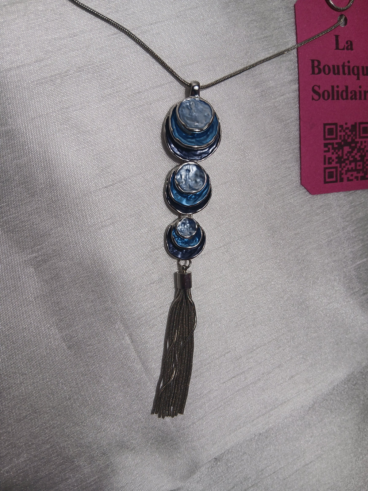 Collier sautoir à pendentif bleu et pompon argenté