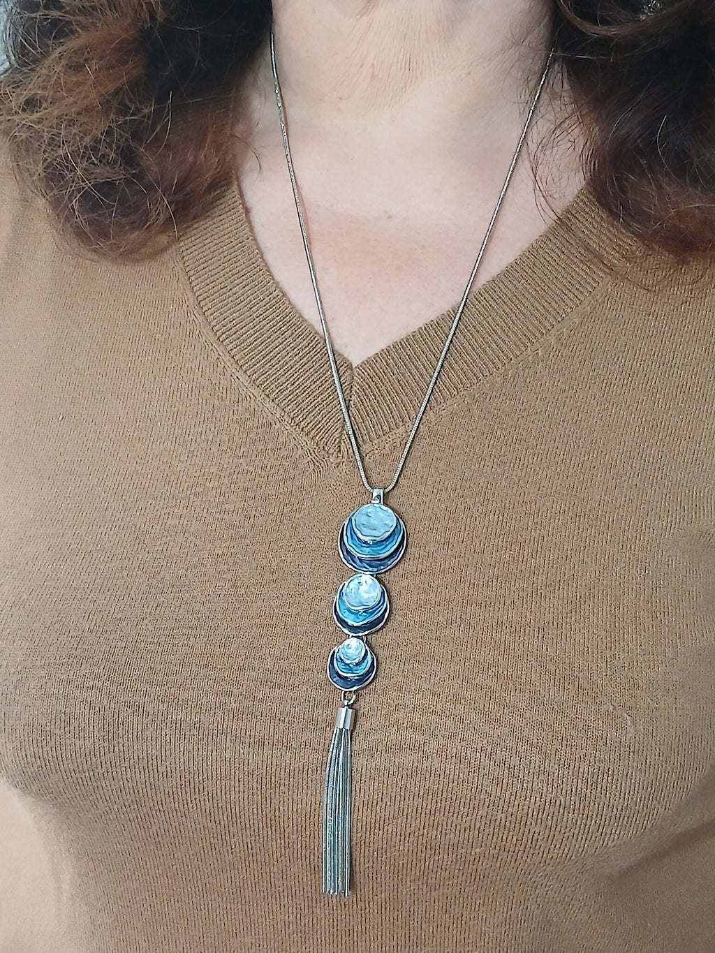 Collier sautoir à pendentif bleu et pompon argenté