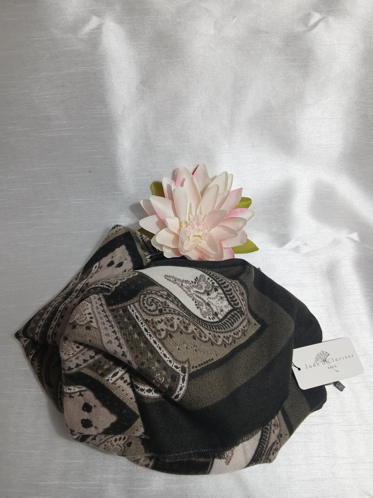 Jolie Écharpe Châle Jade et Clarisse à Motifs Cachemire Beige, Taupe et Noir, Très Douce