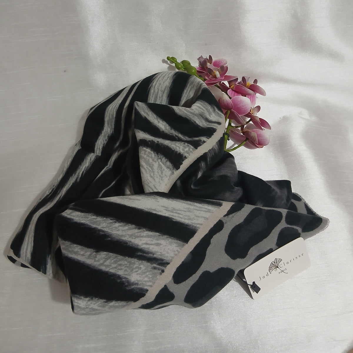 Joli Châle Écharpe à Motifs Animaliers Noir, Gris et Ecru Jade & Clarisse