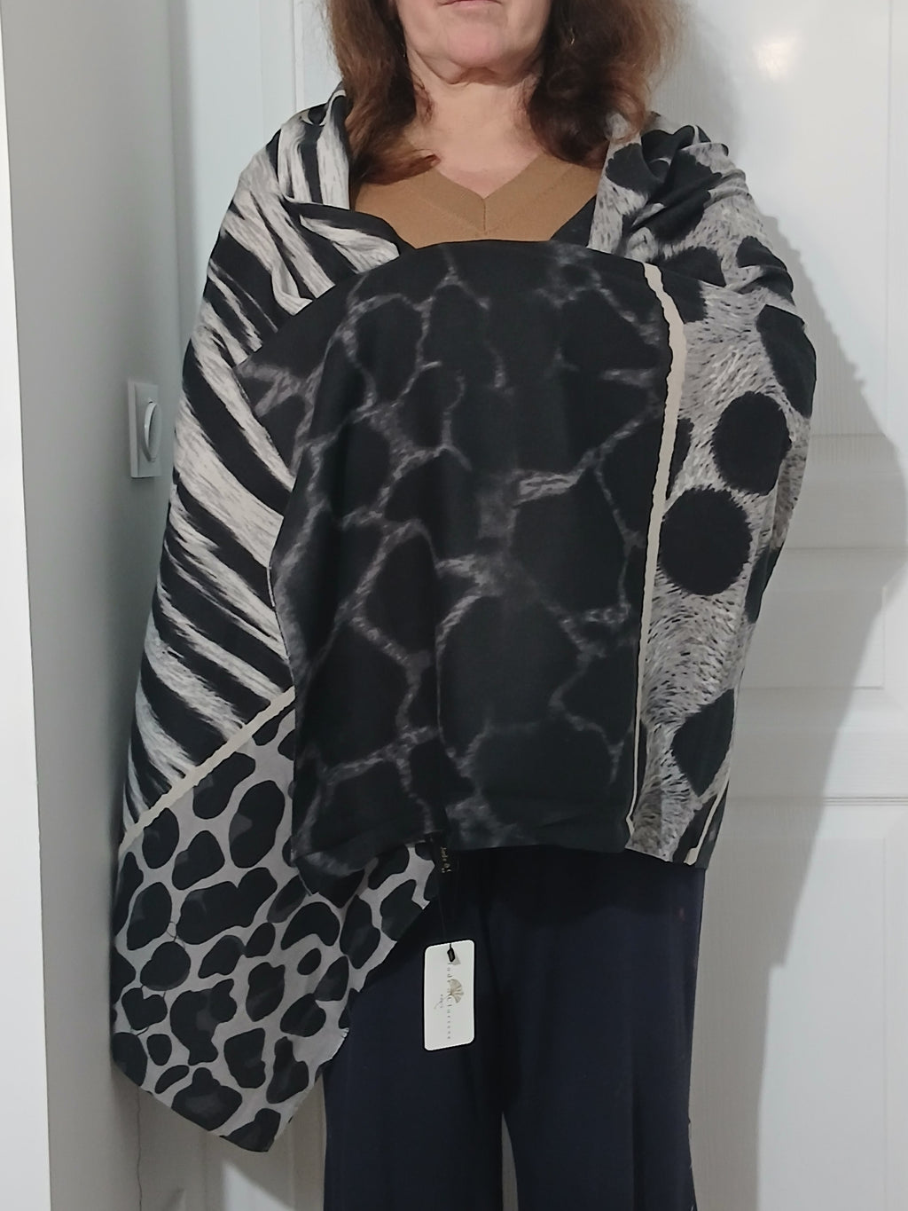 Joli Châle Écharpe à Motifs Animaliers Noir, Gris et Ecru Jade & Clarisse