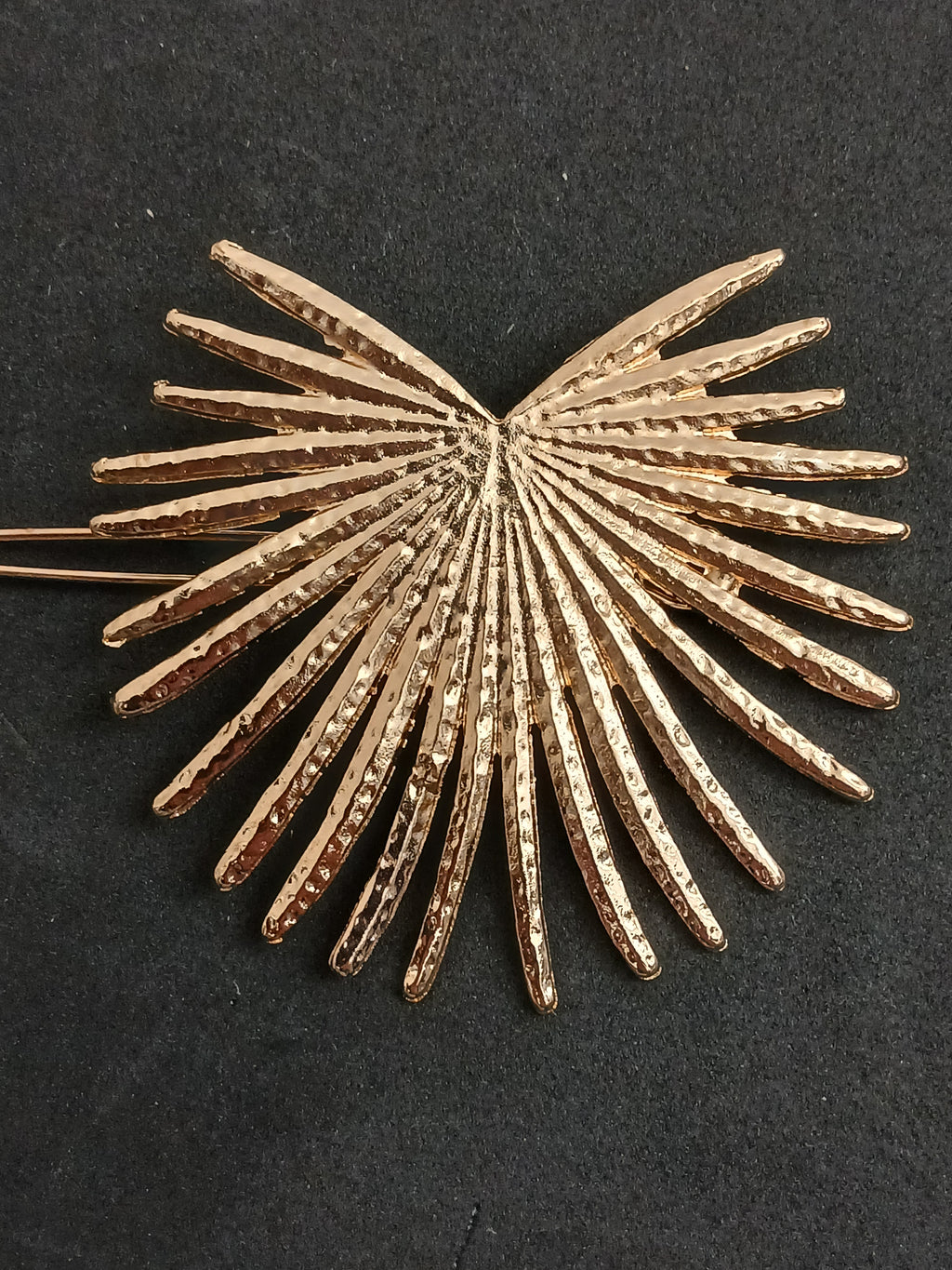 Jolie Broche avec fermoir - Cœur Rayons Dorés