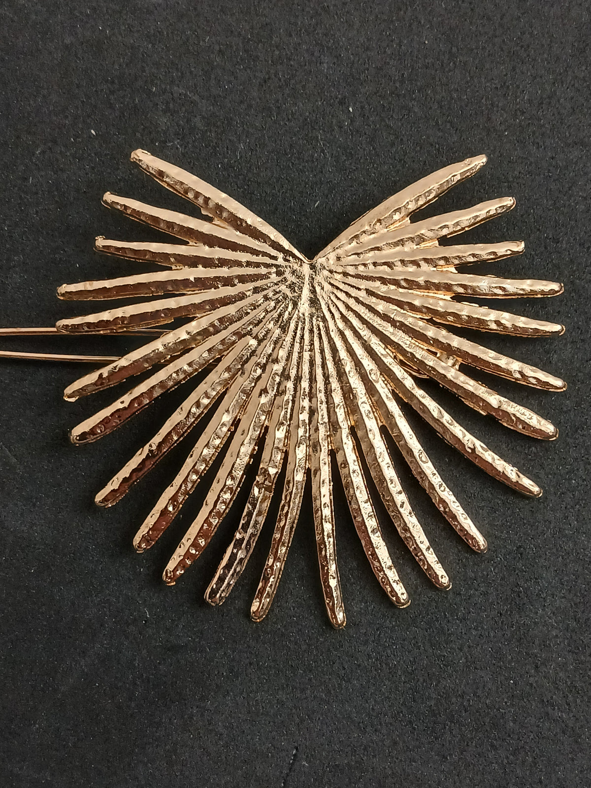 Jolie Broche avec fermoir - Cœur Rayons Dorés